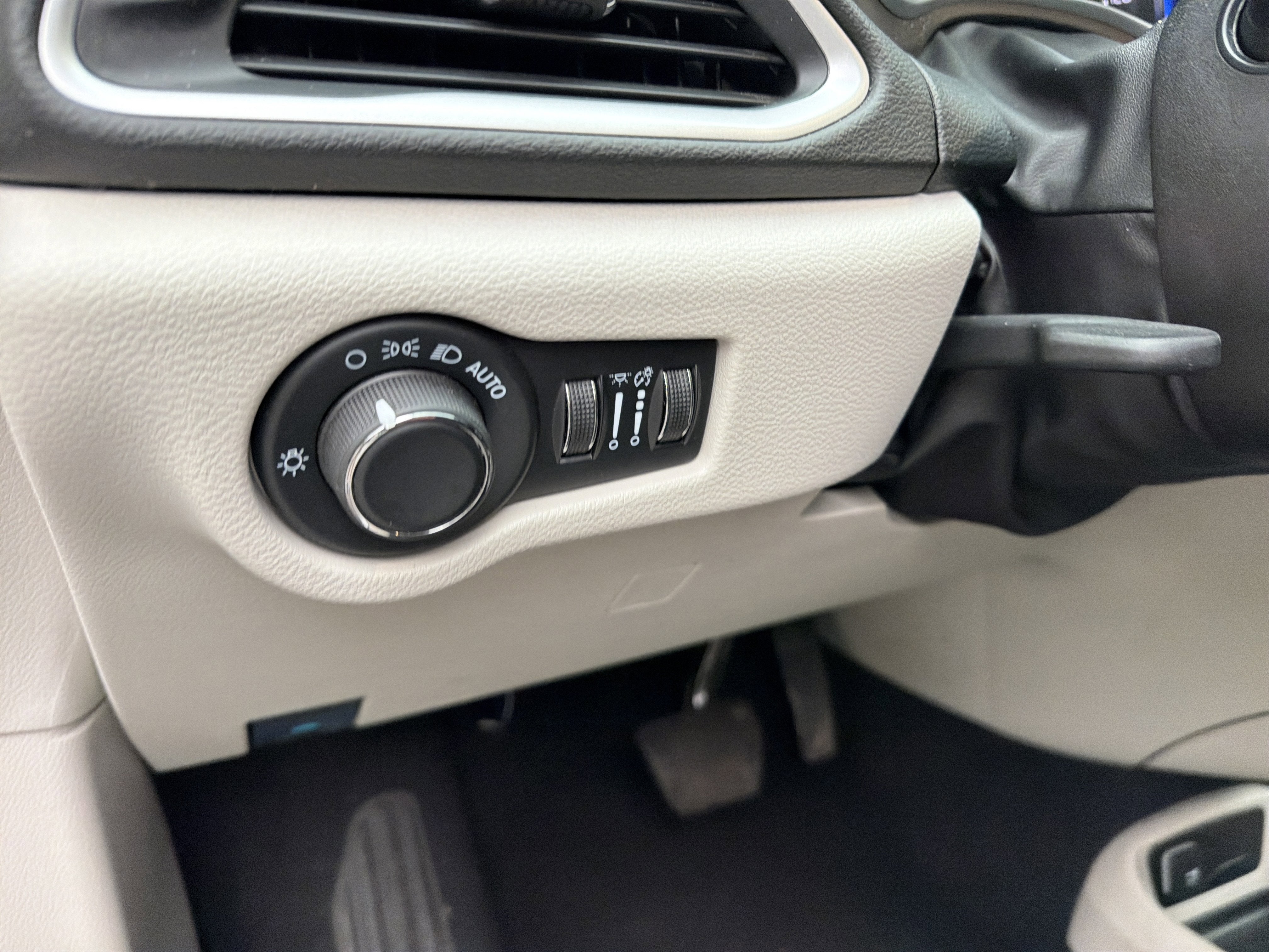 2024 Chrysler Voyager LX