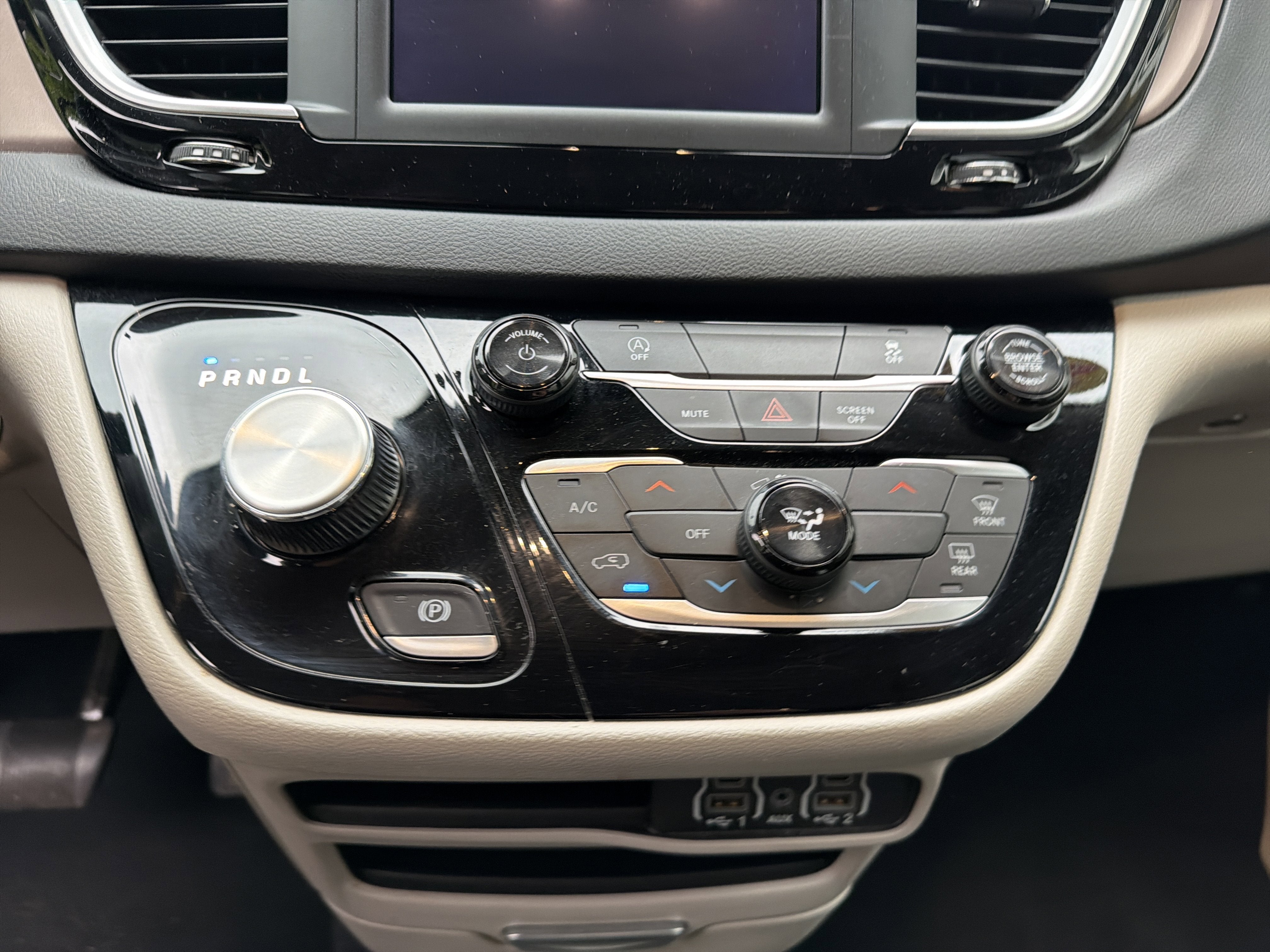 2024 Chrysler Voyager LX