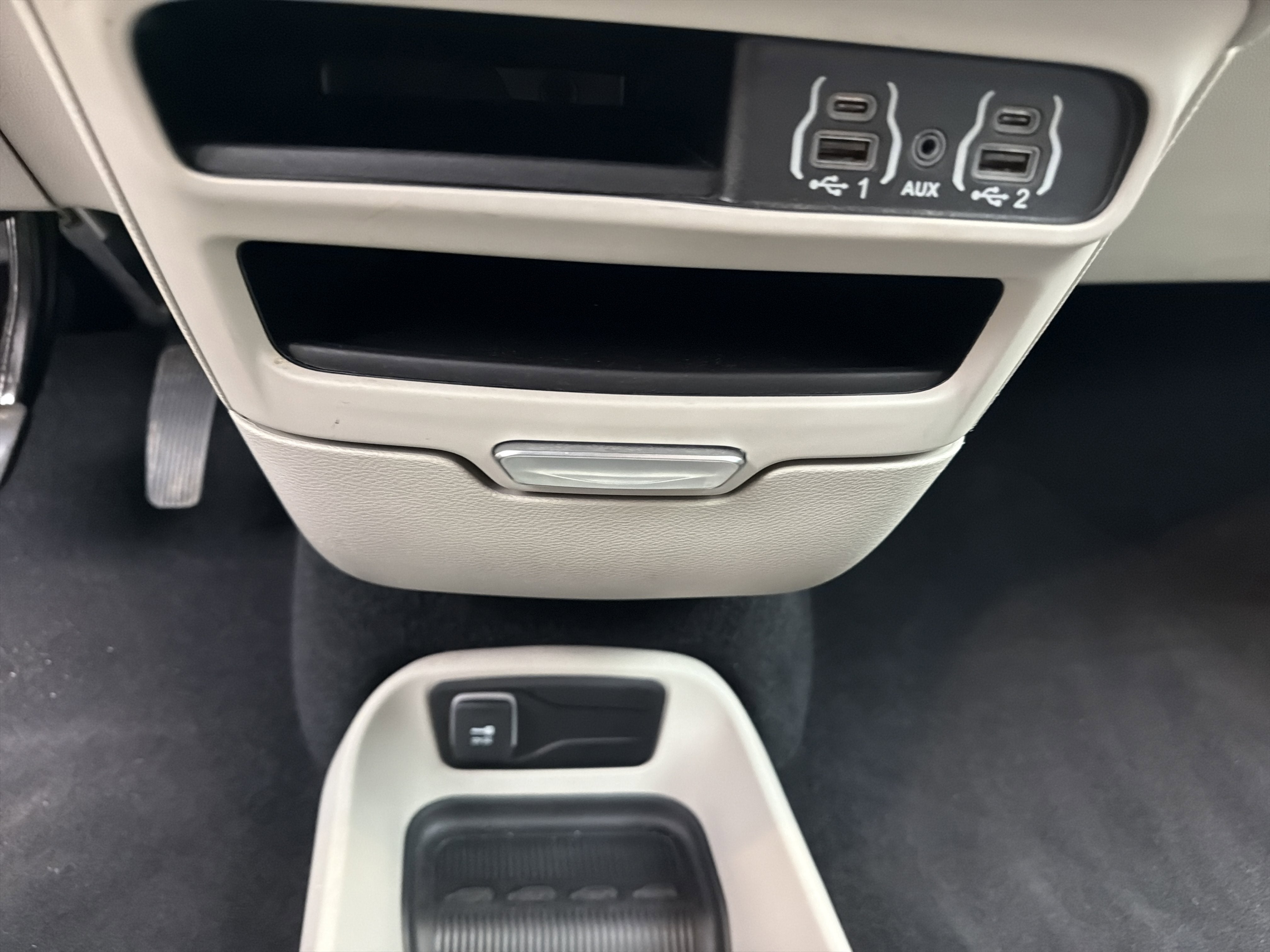 2024 Chrysler Voyager LX