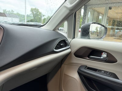 2024 Chrysler Voyager LX