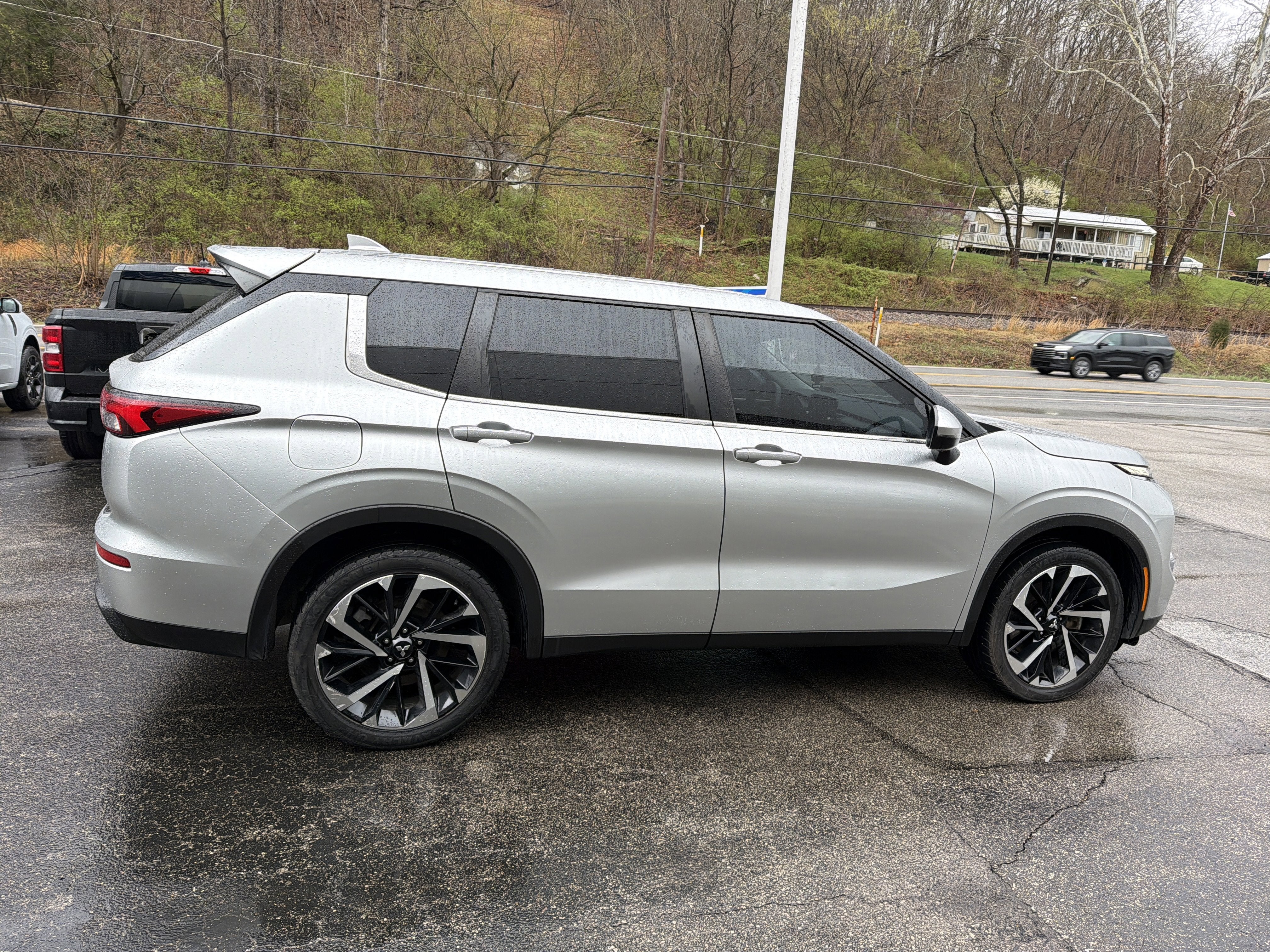 2022 Mitsubishi Outlander ES